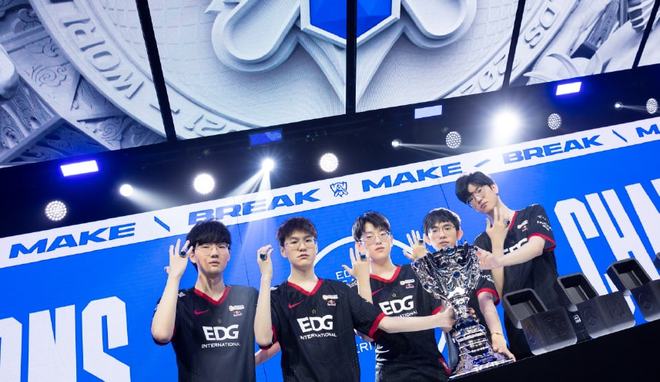 然地涌现出 然地涌现出